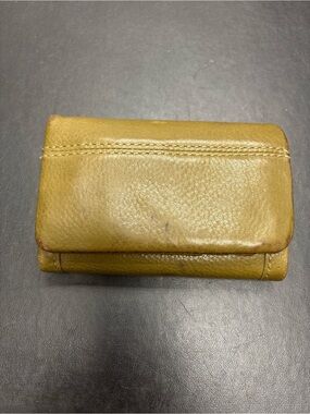 Women’s Hobo Leather Trifold Wallet. Olive Green. EUC.
